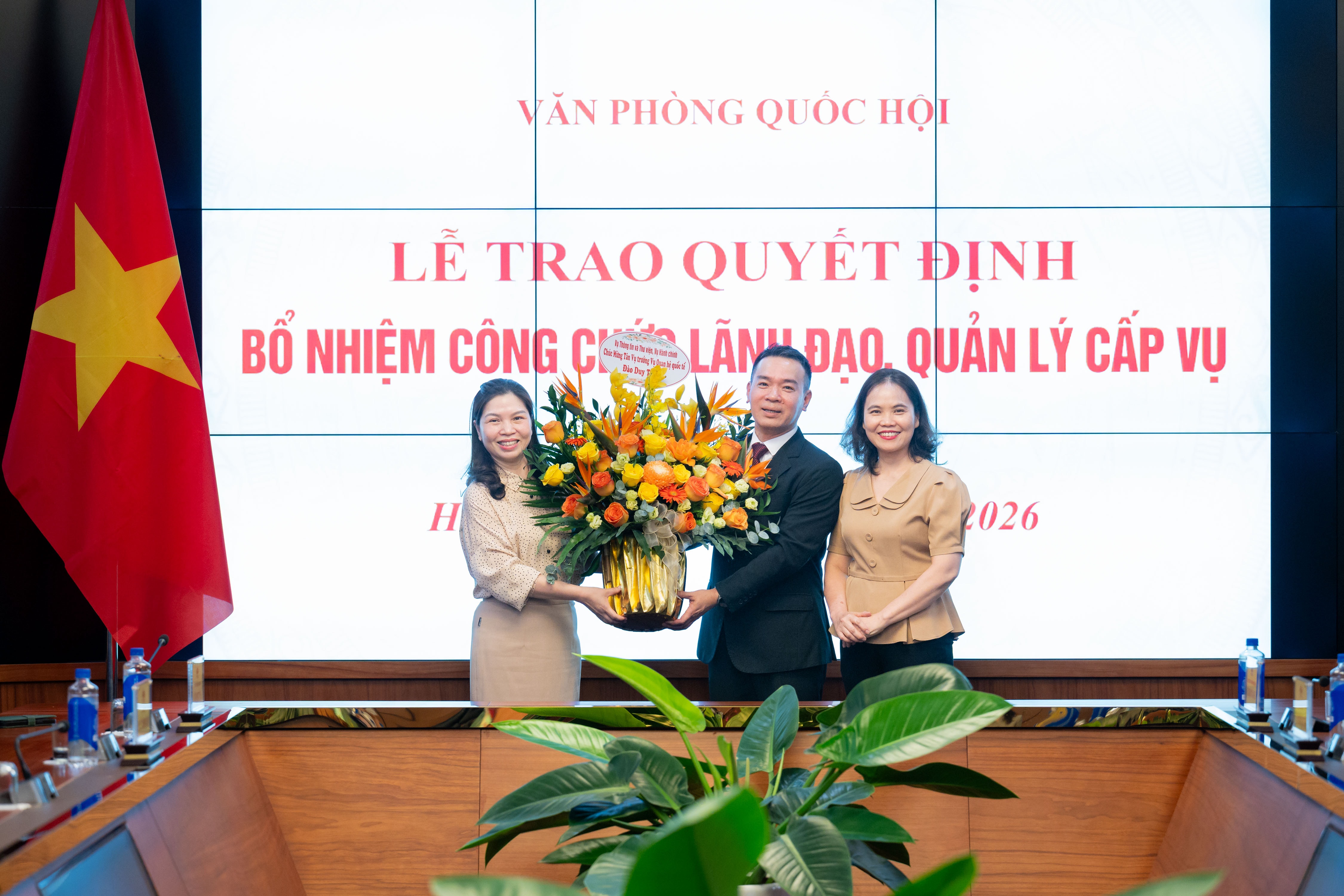 Lãnh đạo các Vụ, đơn vị thuộc VPQH tặng hoa chúc mừng tân Vụ trưởng Vụ Quan hệ quốc tế và tân Vụ trưởng Vụ Tổng hợp