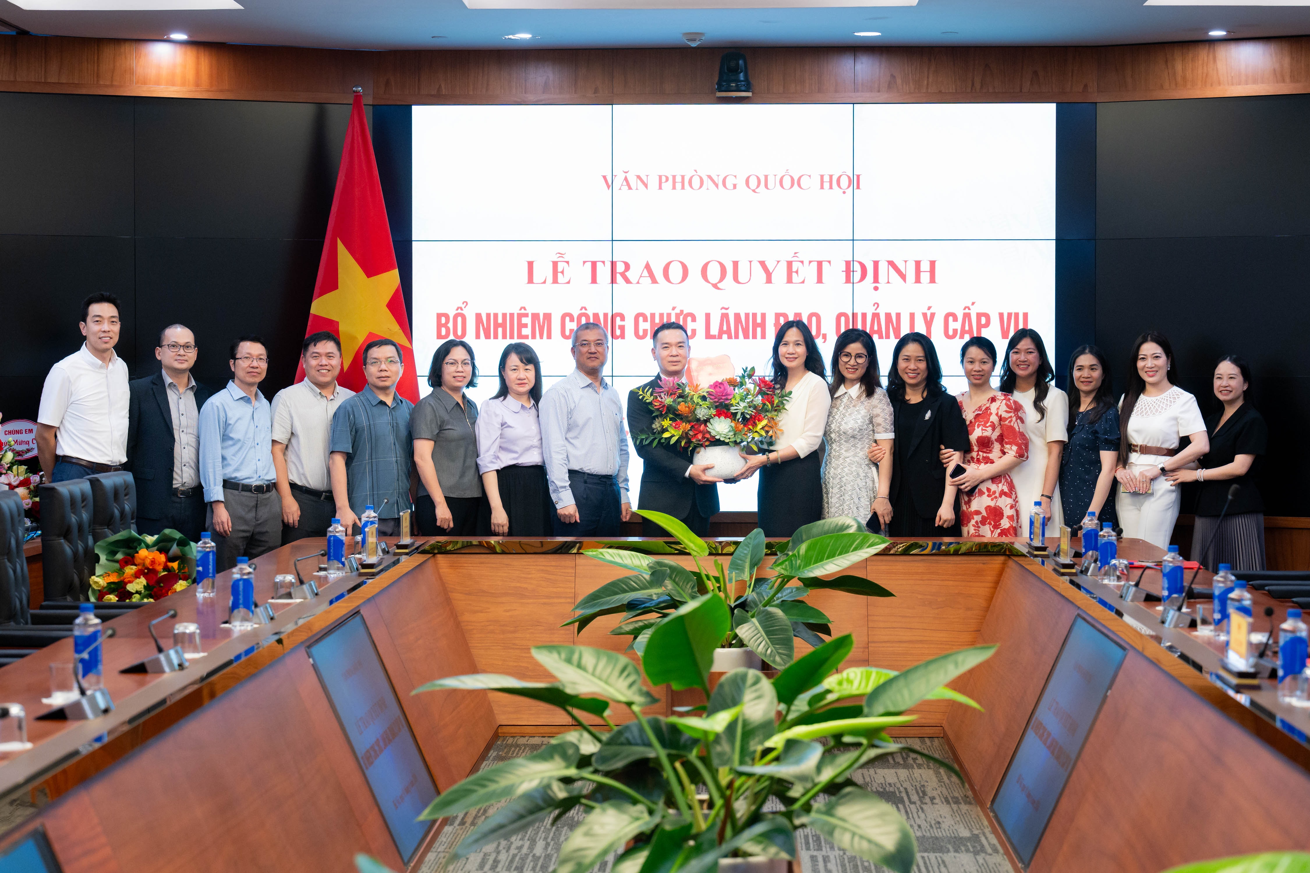 Lãnh đạo, công chức Vụ Quan hệ quốc tế tặng hoa chúc mừng Tân Vụ trưởng Vụ Quan hệ quốc tế Đào Duy Trung