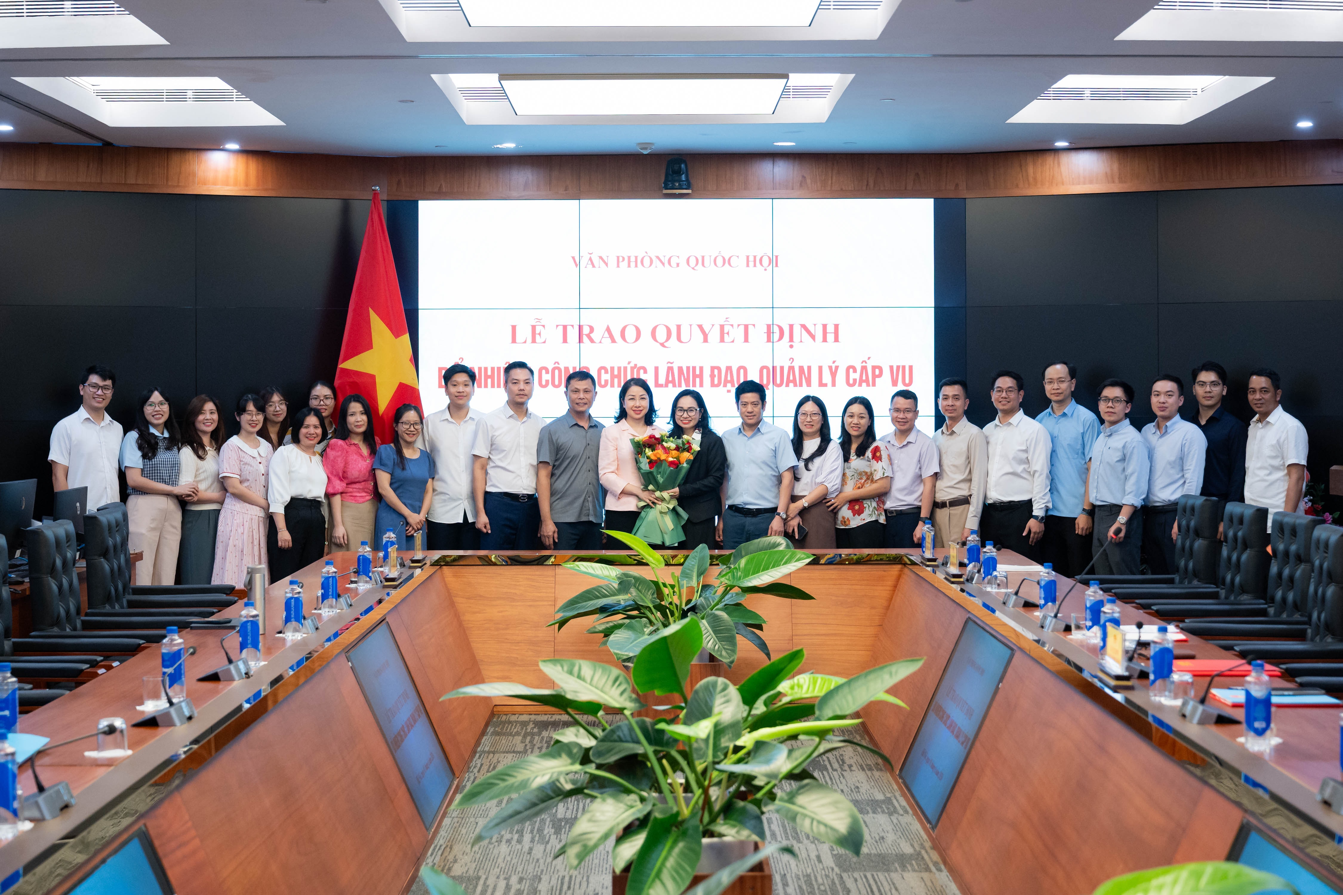 Lãnh đạo, công chức Vụ Tổng hợp tặng hoa chúc mừng tân Vụ trưởng Vụ Tổng hợp Lương Thị Thu Hà