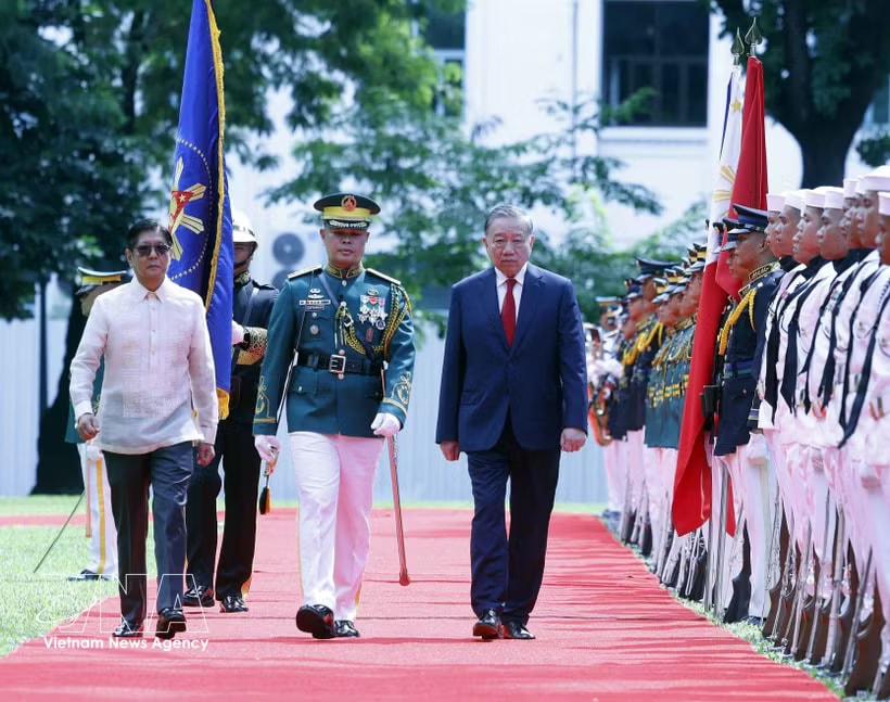 General Secretary of the Communist Party of Vietnam Central Committee and State President To Lam (right) and Philippine President Ferdinand Romualdez Marcos Jr. review the guard of honour during the official welcome ceremony for the Vietnamese leader in Manila on June 1, 2026. (Photo: VNA)