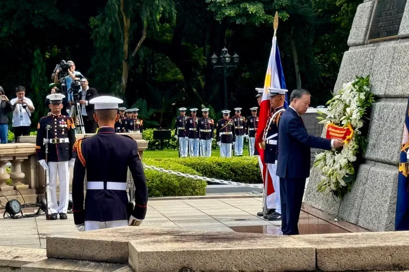 General Secretary of the Communist Party of Vietnam Central Committee and State President To Lam offers flowers at the monument to Philippine national hero Jose Rizal in Manila on June 1 morning. (Photo: VNA)