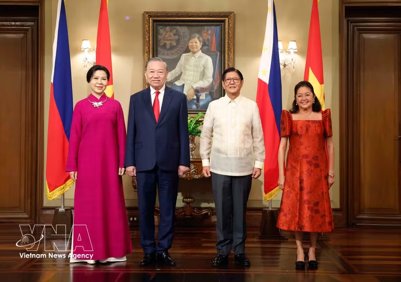 Party General Secretary and State President To Lam (second from left) and his spouse, and Philippine President Ferdinand Romualdez Marcos Jr. and his spouse, pose for a photo in Manila. (Photo: VNA)