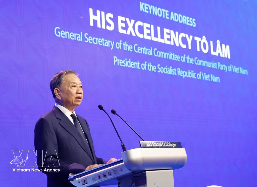 General Secretary of the Communist Party of Vietnam Central Committee and President of Vietnam To Lam delivers the keynote address at the 23rd Shangri-La Dialogue in Singapore on May 29. (Photo: VNA)