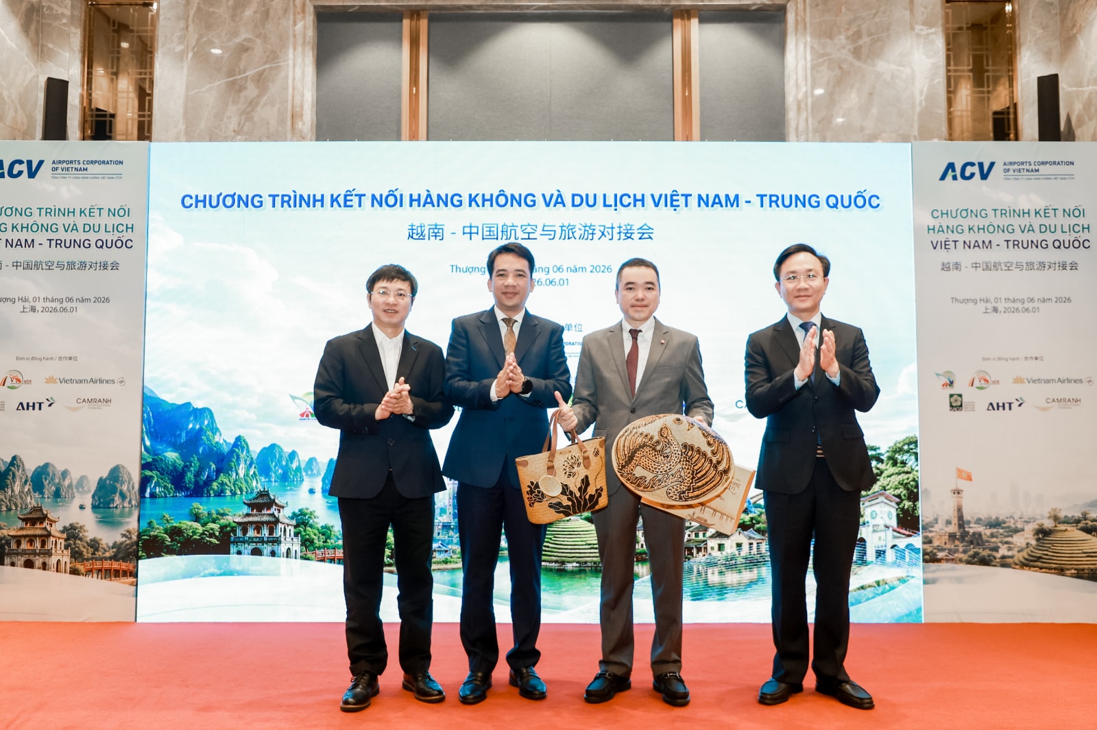 Tang qua cho Tong lanh su Viet Nam tai Thuong Hai