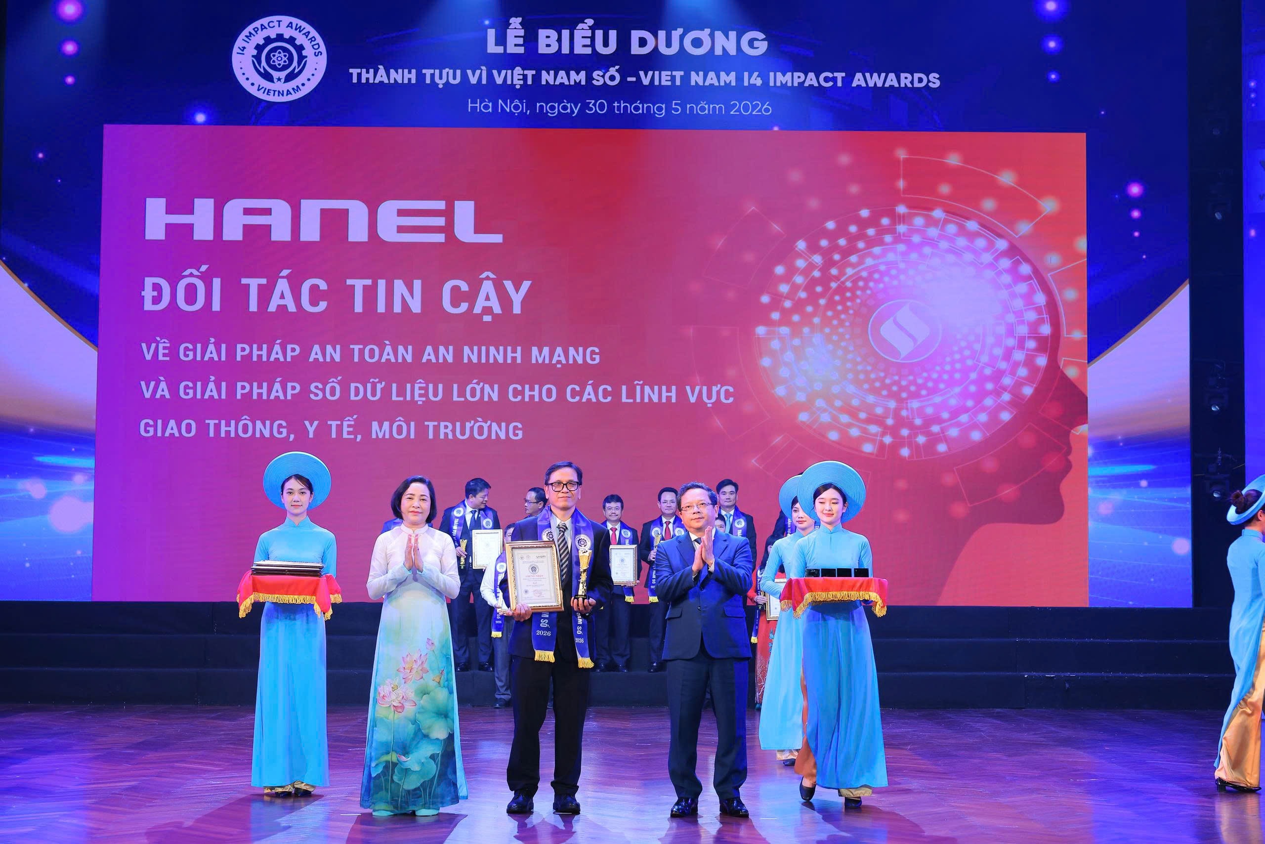 Tổng giám đốc Hanel Nguyễn Văn Hiếu nhận giải thưởng trong chương trình