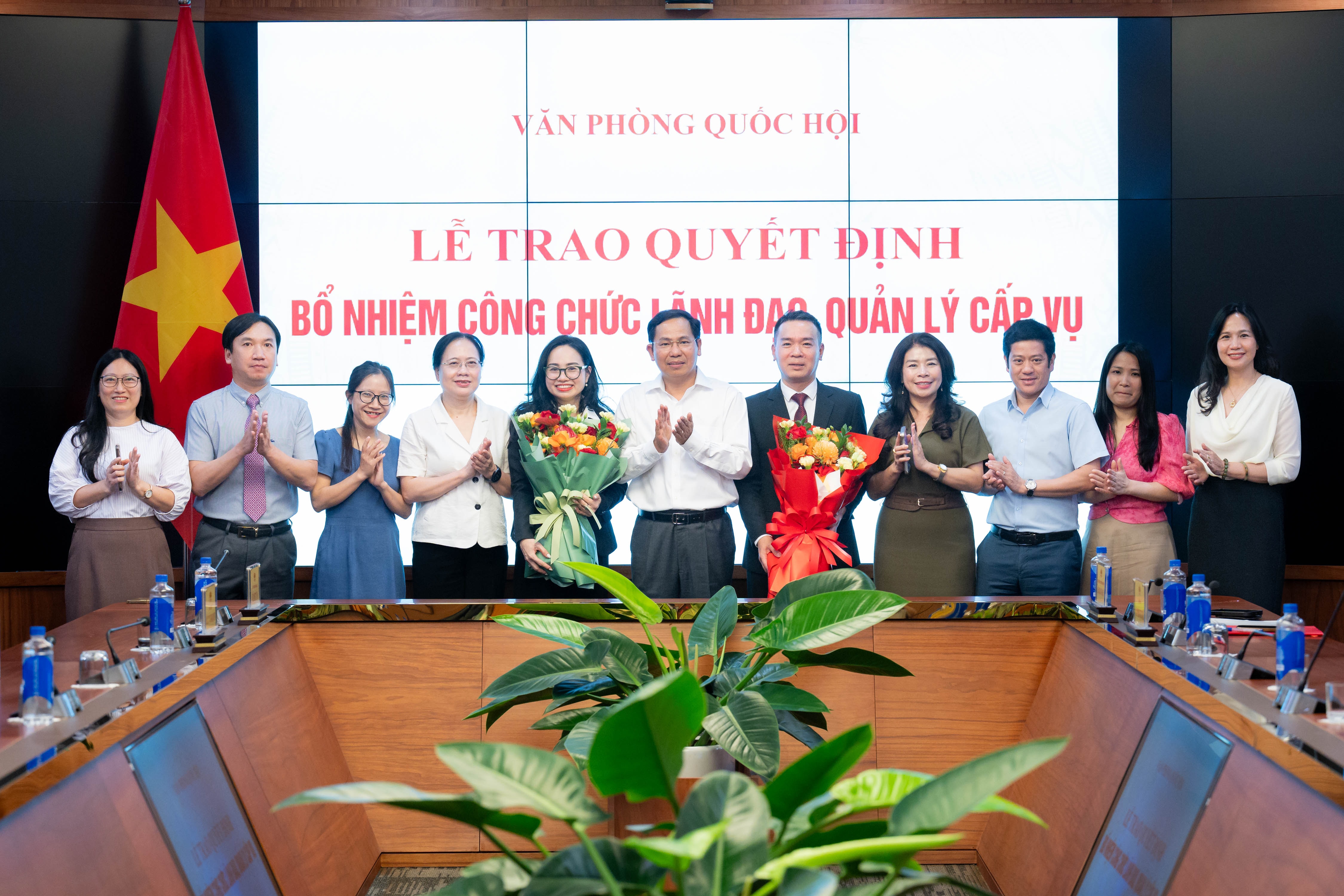 Tổng Thư ký Quốc hội, Chủ nhiệm Văn phòng Quốc hội Lê Quang Mạnh và Lãnh đạo VOQH tặng hoa chúc mừng tân Vụ trưởng Vụ Quan hệ quốc tế và tân Vụ trưởng Vụ Tổng hợp