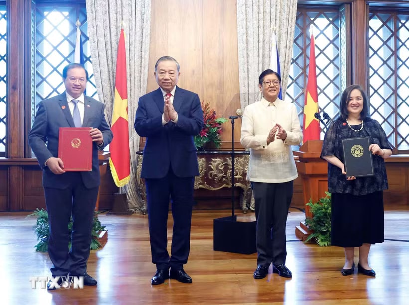 Tổng Bí thư, Chủ tịch nước Tô Lâm và Tổng thống Philippines Ferdinand Romualdez Marcos Jr. chứng kiến lễ trao các văn kiện hợp tác giữa hai nước. (Ảnh: Thống Nhất/TTXVN)