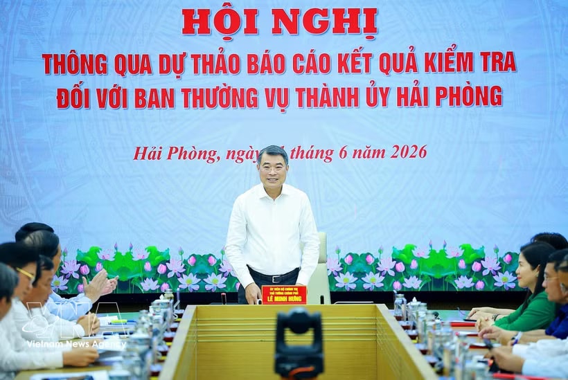Prime Minister Le Minh Hung chairs a conference on June 1 to review a draft report on the second-round inspection and supervision of the Standing Board of the Hai Phong Party Committee. (Photo: VNA)