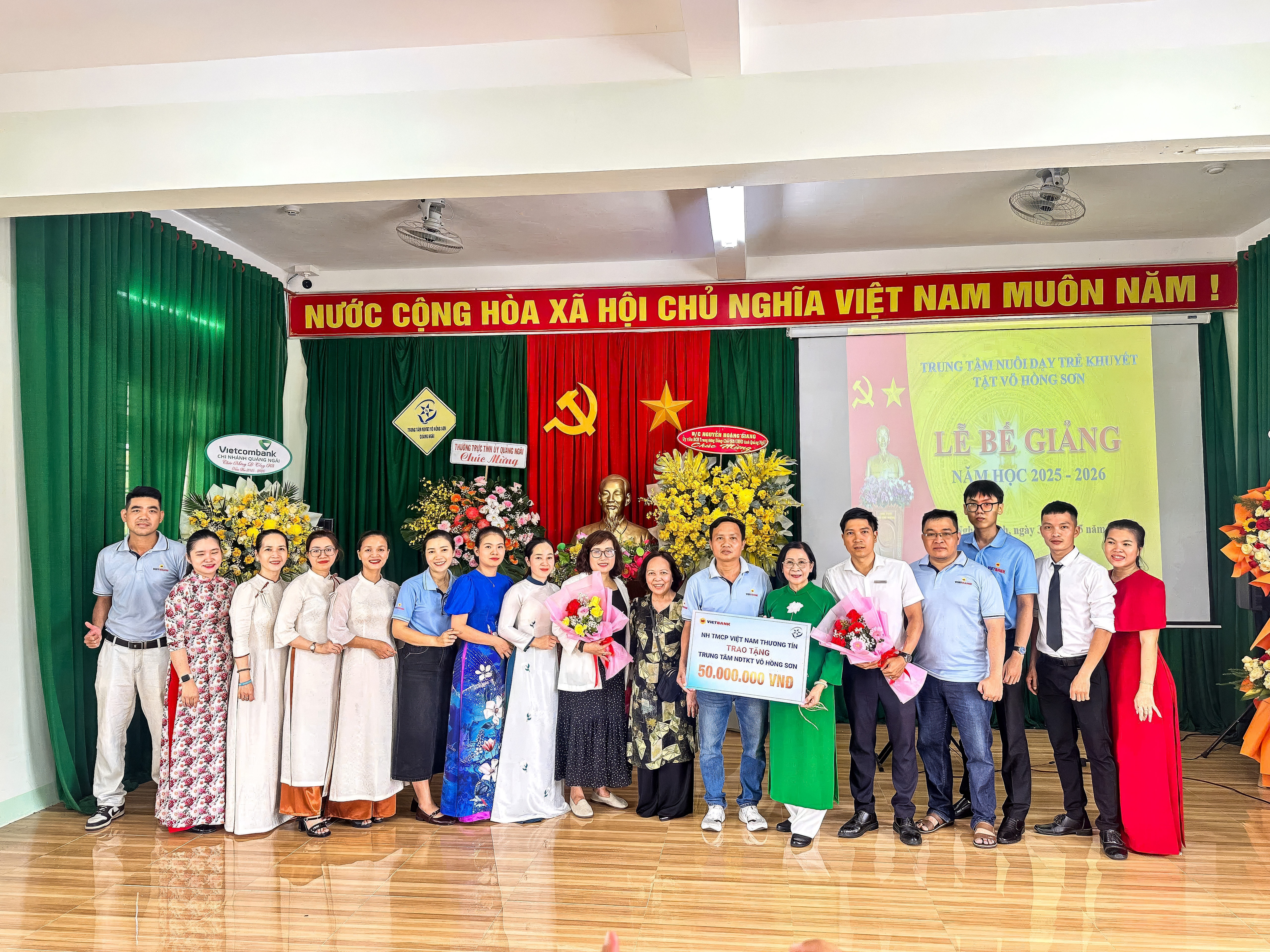 Đại diện Vietbank trao tặng 50 triệu đồng hỗ trợ Trung tâm Nuôi dạy trẻ khuyết tật Võ Hồng Sơn