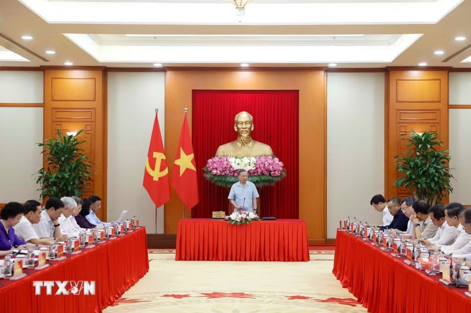 a28abdf71aa7a43283315b85f70-_ttxvn-tong-bi-thu-chu-tich-nuoc-to-lam-chu-tri-hop-so-ket-mo-hinh-chinh-quyen-3-cap-0206-4.jpg.avif