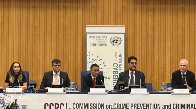 Chu Tuan Duc (middle), Deputy Director of the Department of International Law and Treaties under Vietnam’s Ministry of Foreign Affairs, addresses the seminar. (Photo: VNA)