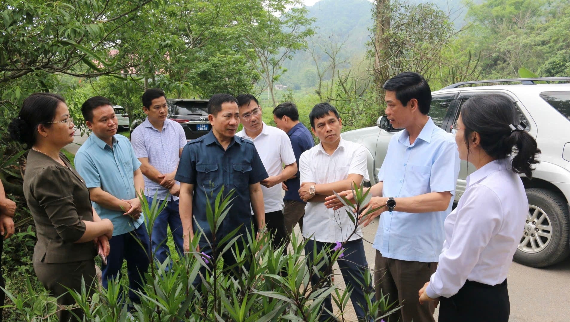 Đoàn công tác khảo sát công trình cấp nước sinh hoạt tại xã Điềm He. Ảnh LS