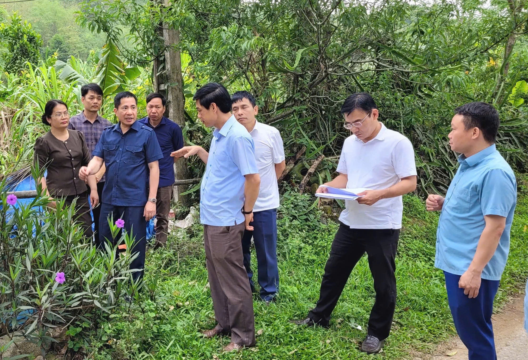 Đoàn khảo sát công trình cấp nước sinh hoạt. Ảnh LS