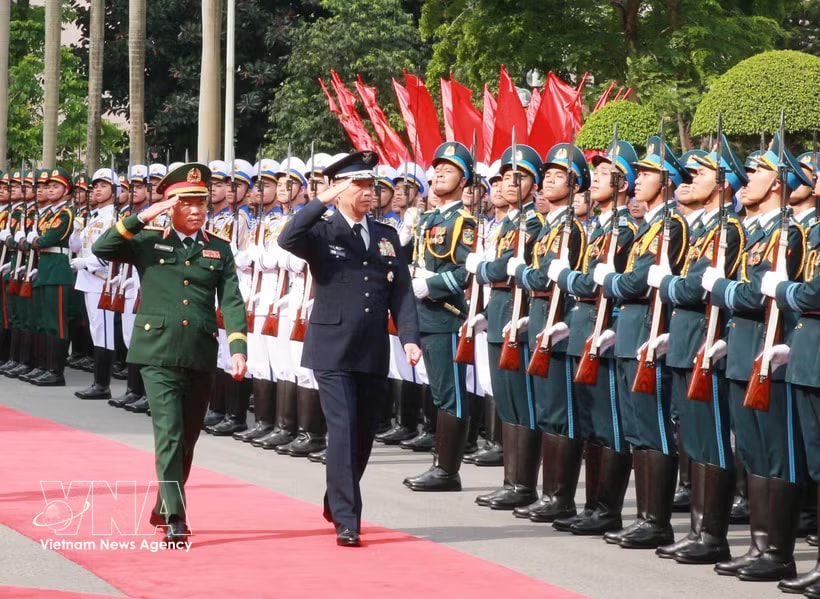 Chief of the General Staff of the Vietnam People’s Army and Deputy Minister of National Defence Gen. Nguyen Tan Cuong (left) and Chief of Staff of the Japan Self-Defense Forces Gen. Uchikura Hiroaki review the guard of honour of the Vietnam People's Army at the welcome ceremony for the latter in Hanoi on June 2. (Photo: VNA)