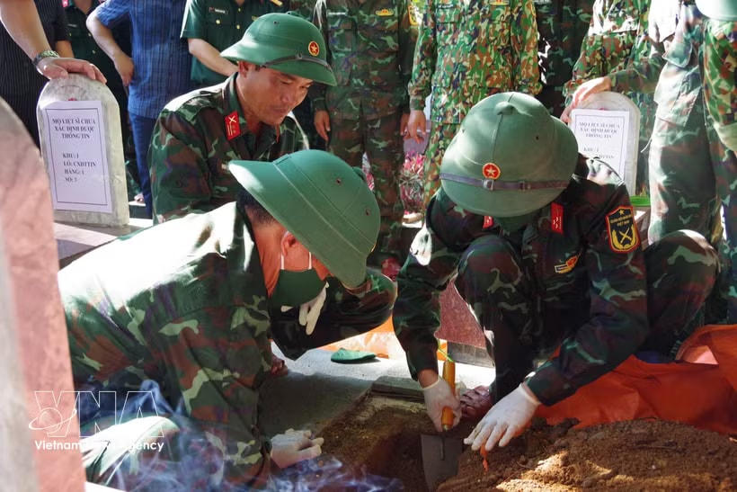 Working groups collect DNA samples from remains of martyrs at Truong Son National Martyrs’ Cemetery. (Photo: VNA)
