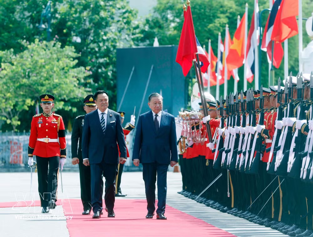 Party General Secretary and State President To Lam (R) and Thai Prime Minister Anutin Charnvirakul review the guard of honour of the Royal Thai Armed Forces on May 28. (Photo: VNA) vnanet-tolam2.jpg