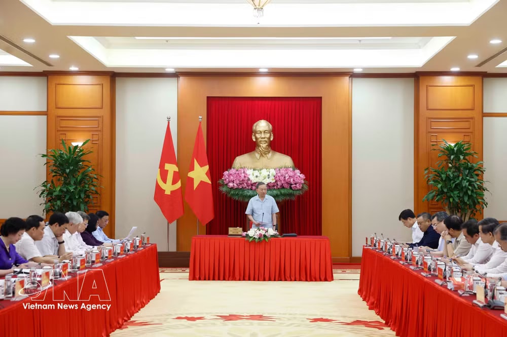 At the working session with the Central Steering Committee responsible for reviewing one year of the political system’s new organisational model and the three-tier administration model (Photo: VNA) vnanet-g.jpg