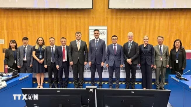 Representatives of the Vietnamese delegation pose for a commemorative photo with representatives from other countries at the seminar. (Photo: VNA) hanoi-convention.png