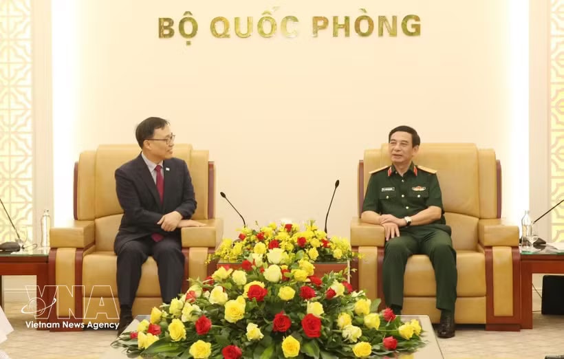 Deputy Prime Minister and Minister of National Defence General Phan Van Giang (R) and Ambassador of the Republic of Korea to Vietnam Choi Young Sam at their meeting on June 2 (Photo: VNA)