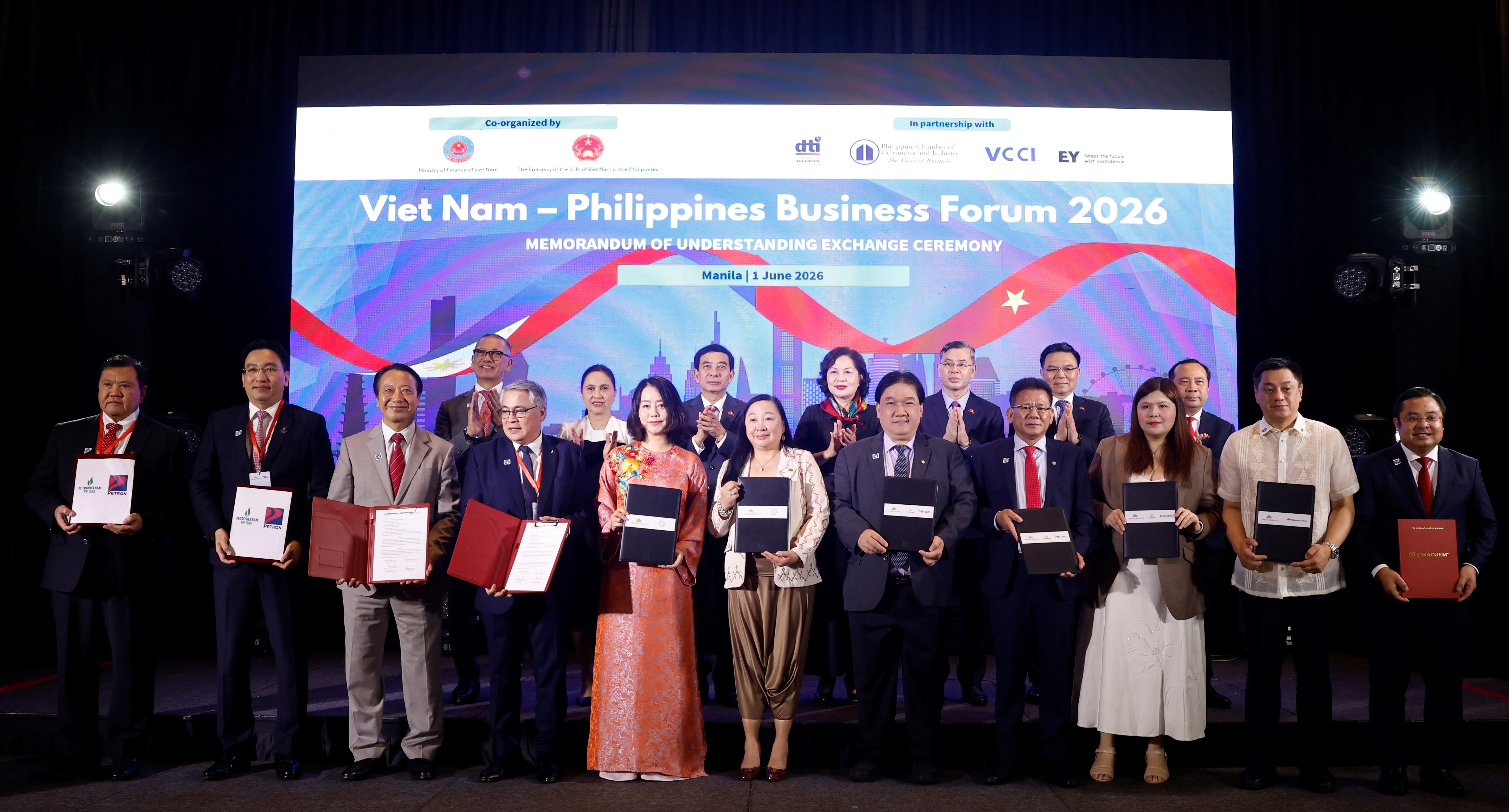 Vietnam Airlines trao đổi biên bản ghi nhớ hợp tác với các đối tác hàng không, du lịch và thương mại Philippines dưới sự chứng kiến của Đại tướng Phan Văn Giang, Phó thủ tướng Chính phủ, Bộ trưởng Bộ Quốc phòng (1)