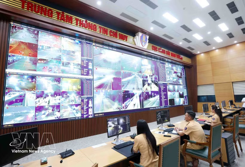 Police officers monitor traffic around the clock through an AI-powered camera system at the Traffic Police Department’s Command and Information Centre under the Ministry of Public Security. (Photo: VNA)