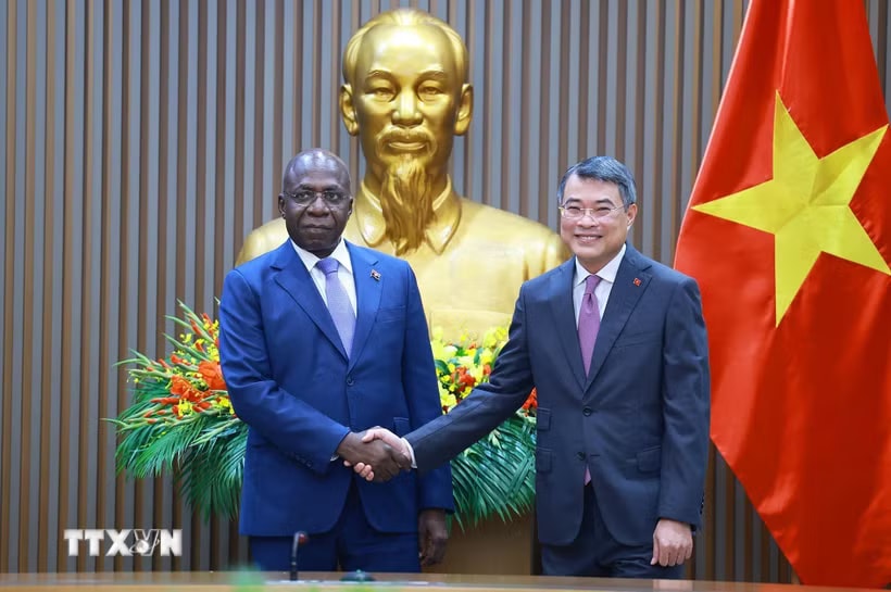 Thủ tướng Lê Minh Hưng tiếp Bộ trưởng Ngoại giao Cộng hòa Angola Téte António. (Ảnh: Dương Giang/TTXVN)
