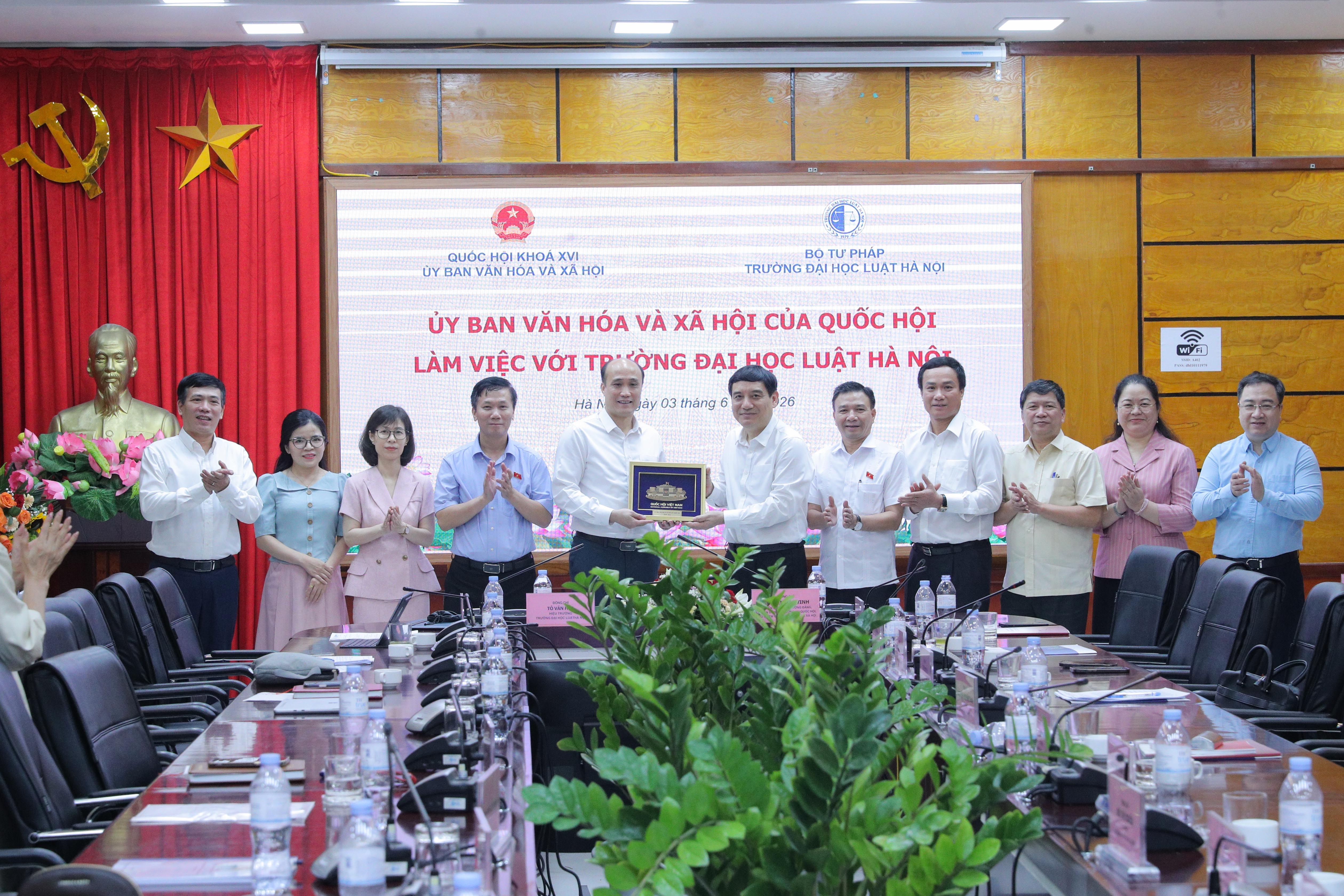 Chủ nhiệm Ủy ban Văn hóa và Xã hội Nguyễn Đắc Vinh tặng quà lưu niệm