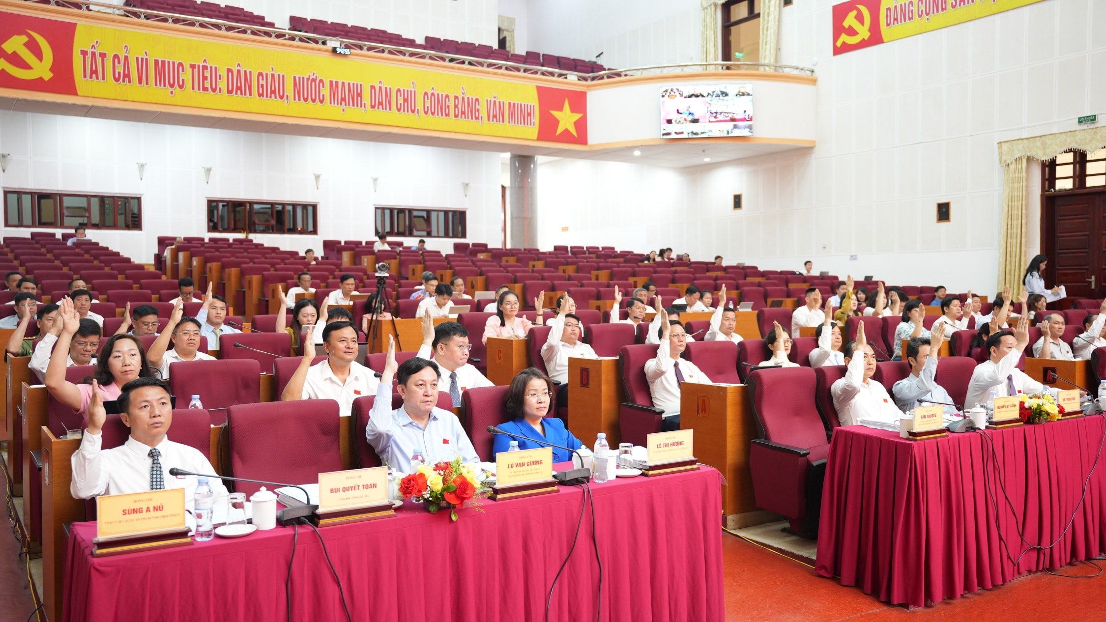 Đại biểu biểu quyết thông qua các nghị quyết tại kỳ họp.