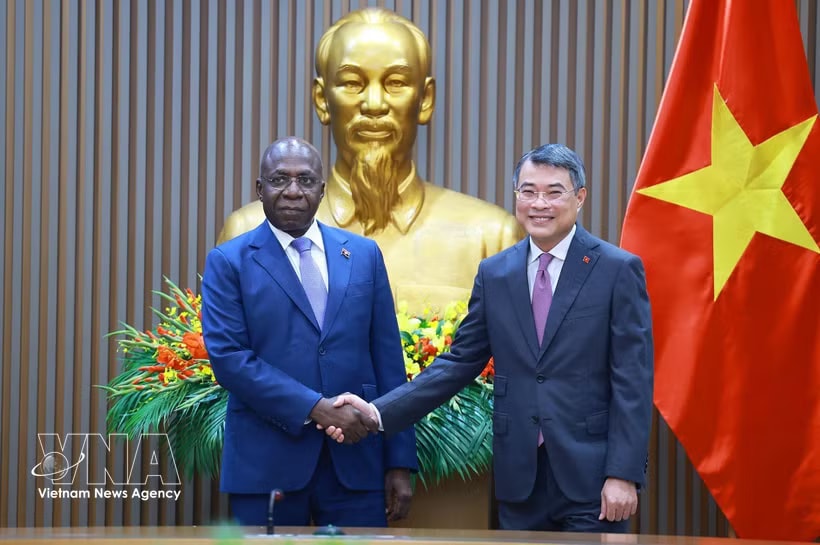 Prime Minister Le Minh Hung (R) and Angolan Minister of External Relations Téte António. (Photo: VNA)