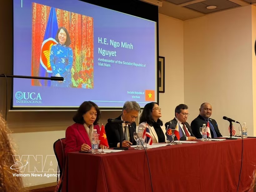 Vietnamese Ambassador to Argentina Ngo Minh Nguyet (first, left) speaks about Vietnam's foreign policy at the Catholic University of Argentina (UCA) (Photo: VNA)
