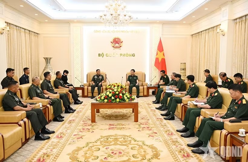 Vietnamese Deputy Prime Minister and Minister of National Defence General Phan Van Giang (centre, right) and General Romeo Brawner Jr., Chief of Staff of the Armed Forces of the Philippines, at their meeting in Hanoi on June 3, 2026. (Photo: qdnd.vn)