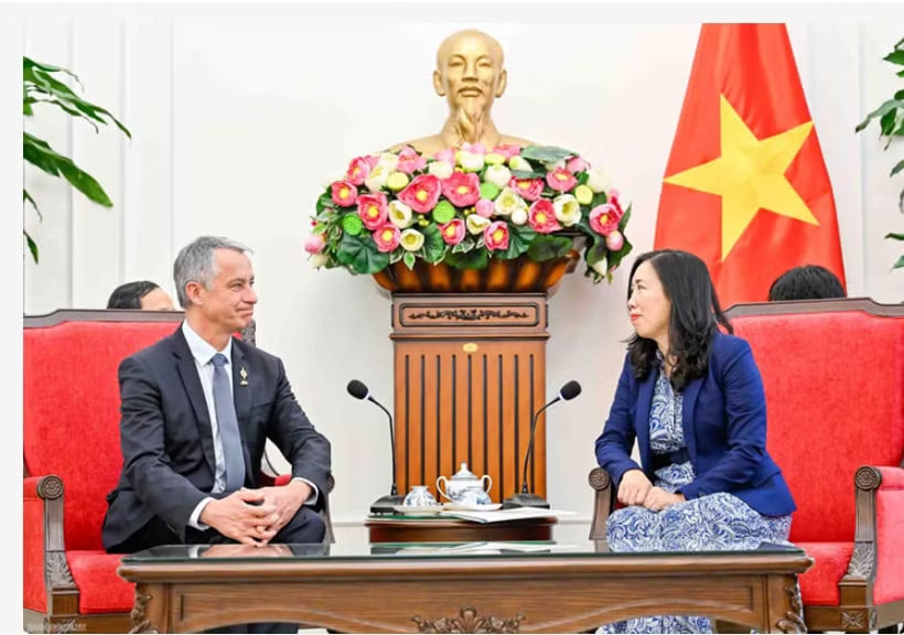 Deputy Minister of Foreign Affairs Le Thi Thu Hang and Chairman of the National Defence and Armed Forces Committee of the French National Assembly Jean-Michel Jacques. (Photo: baoquocte.vn)