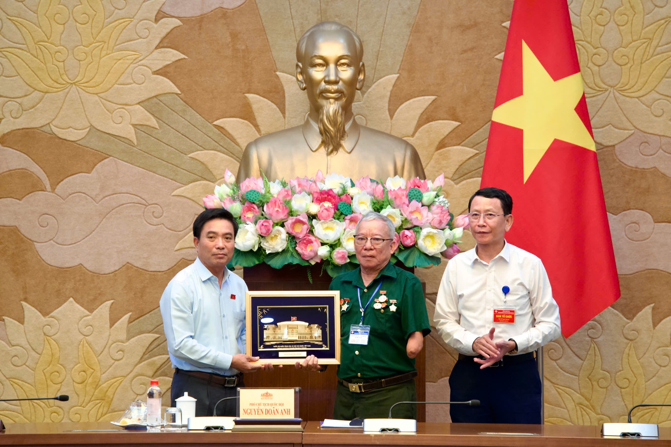 Phó Chủ tịch Quốc hội, Thượng tướng Nguyễn Doãn Anh tặng quà cho Đoàn đại biểu Người có công với cách mạng tiêu biểu tỉnh Nghệ An