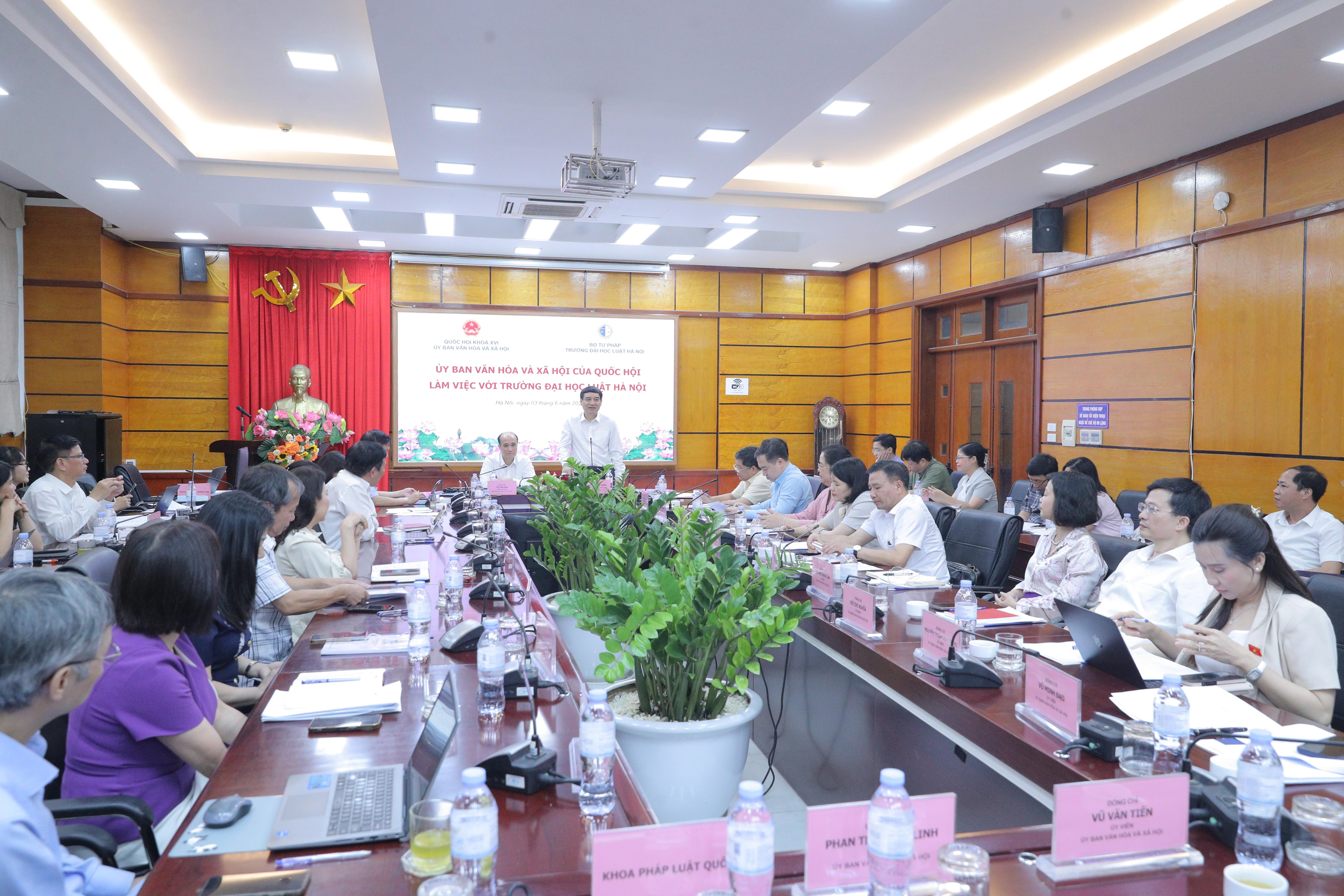 Toàn cảnh