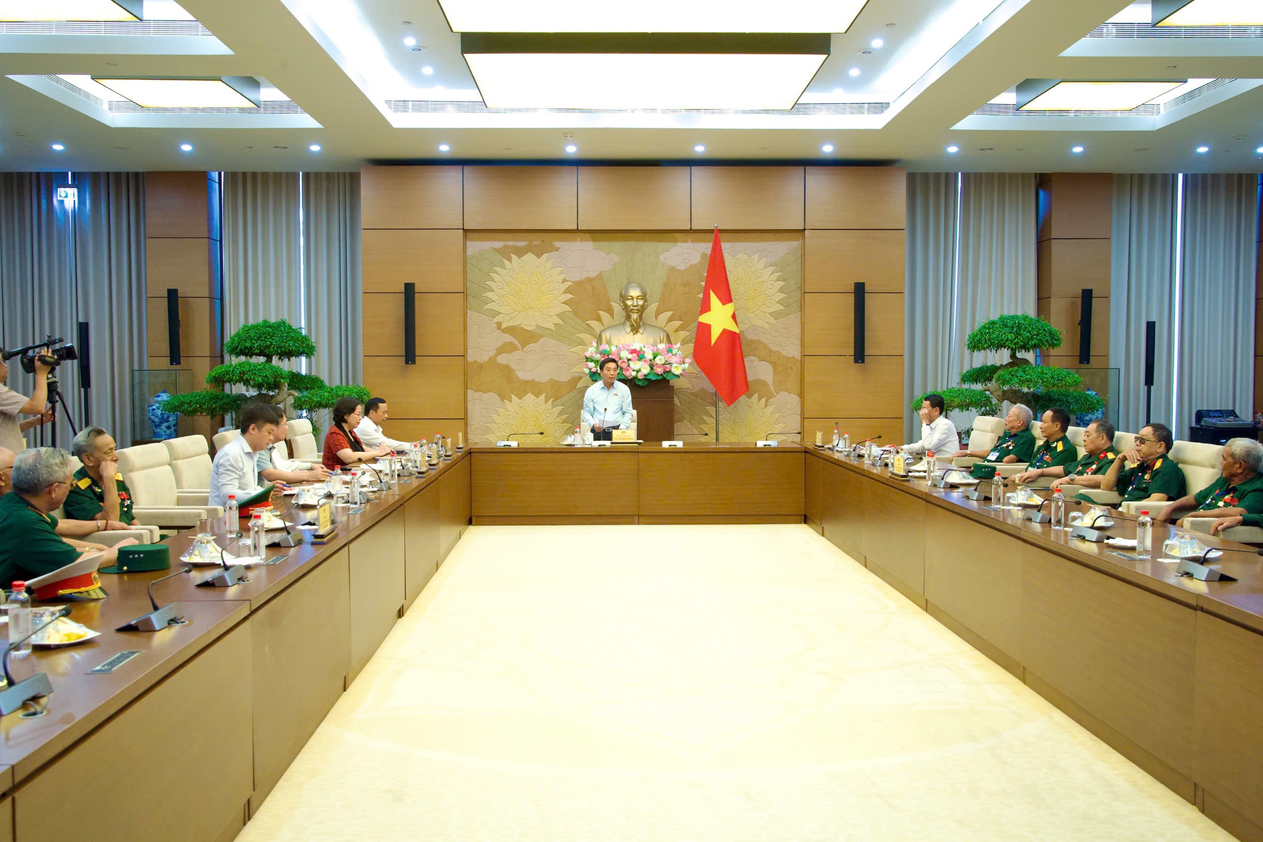 toan-canh-cuoc-gap-mat(1).jpg