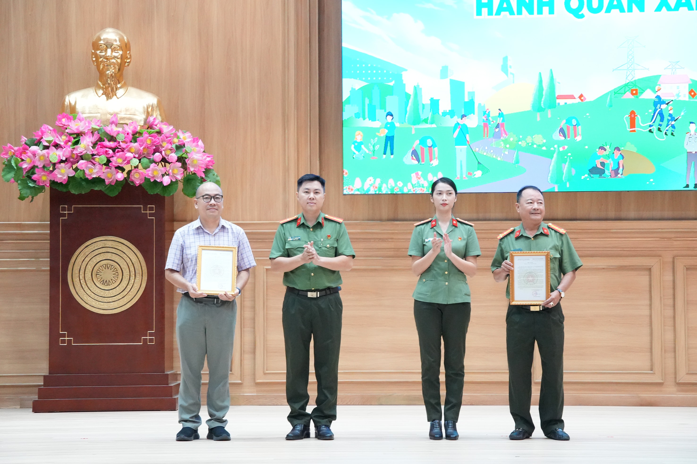 TP. Hồ Chí Minh Tuổi trẻ Công an xung kích vì Nhân dân phục vụ 3