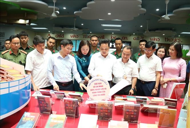 vna_potal_bac_ninh_khai_mac_trung_bay_tu_lieu_chuyen_de_ho_chi_minh_-_cuoc_hanh_trinh_cua_thoi_dai_stand.jpg