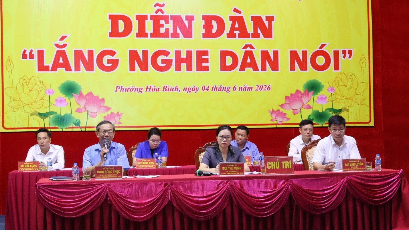 Pemimpin mendengar pendapat rakyat.