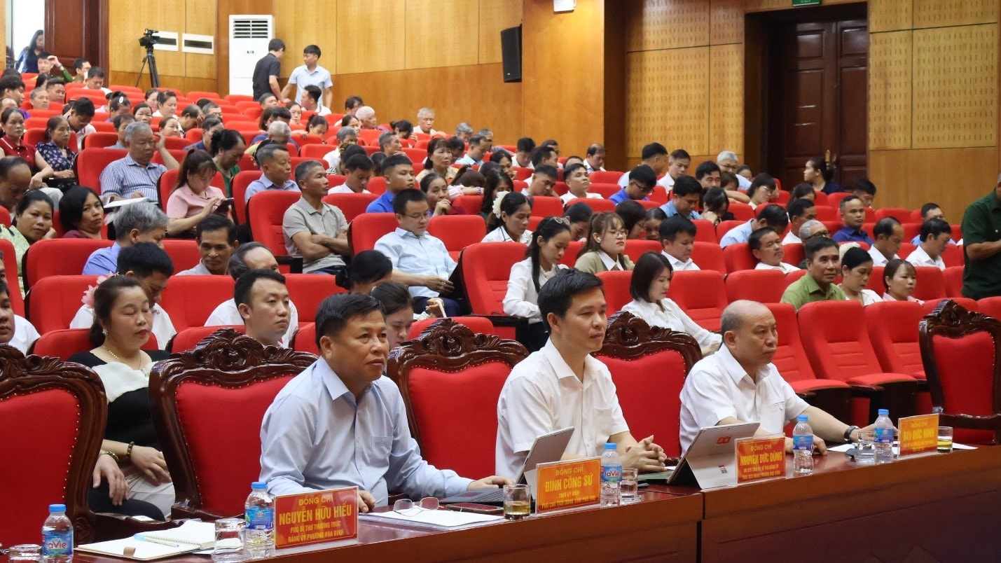 Pengerusi Majlis Rakyat Wilayah Bui Duc Hinh dan Naib Pengerusi Jawatankuasa Rakyat Wilayah Dinh Cong Su menghadiri forum tersebut.