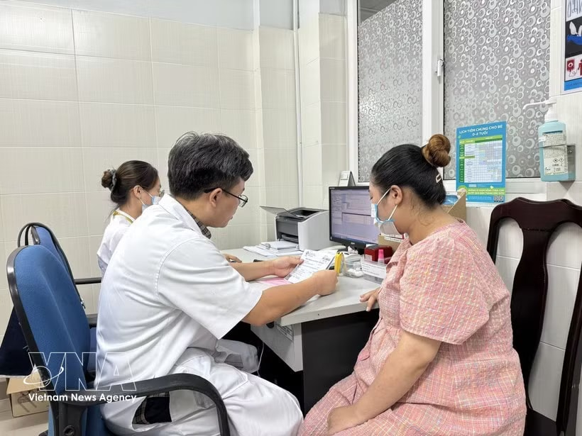A pregnant woman receives a routine pregnancy check-up at a hospital. (Photo: VNA)