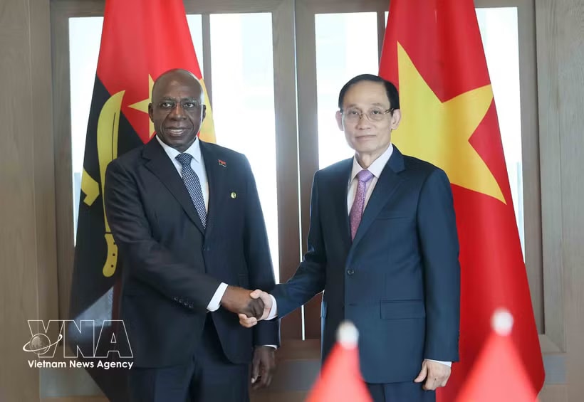 Minister of Foreign Affairs Le Hoai Trung (R) welcomes visiting Angolan Minister of External Relations Téte António in Hanoi on June 4 (Photo: VNA)