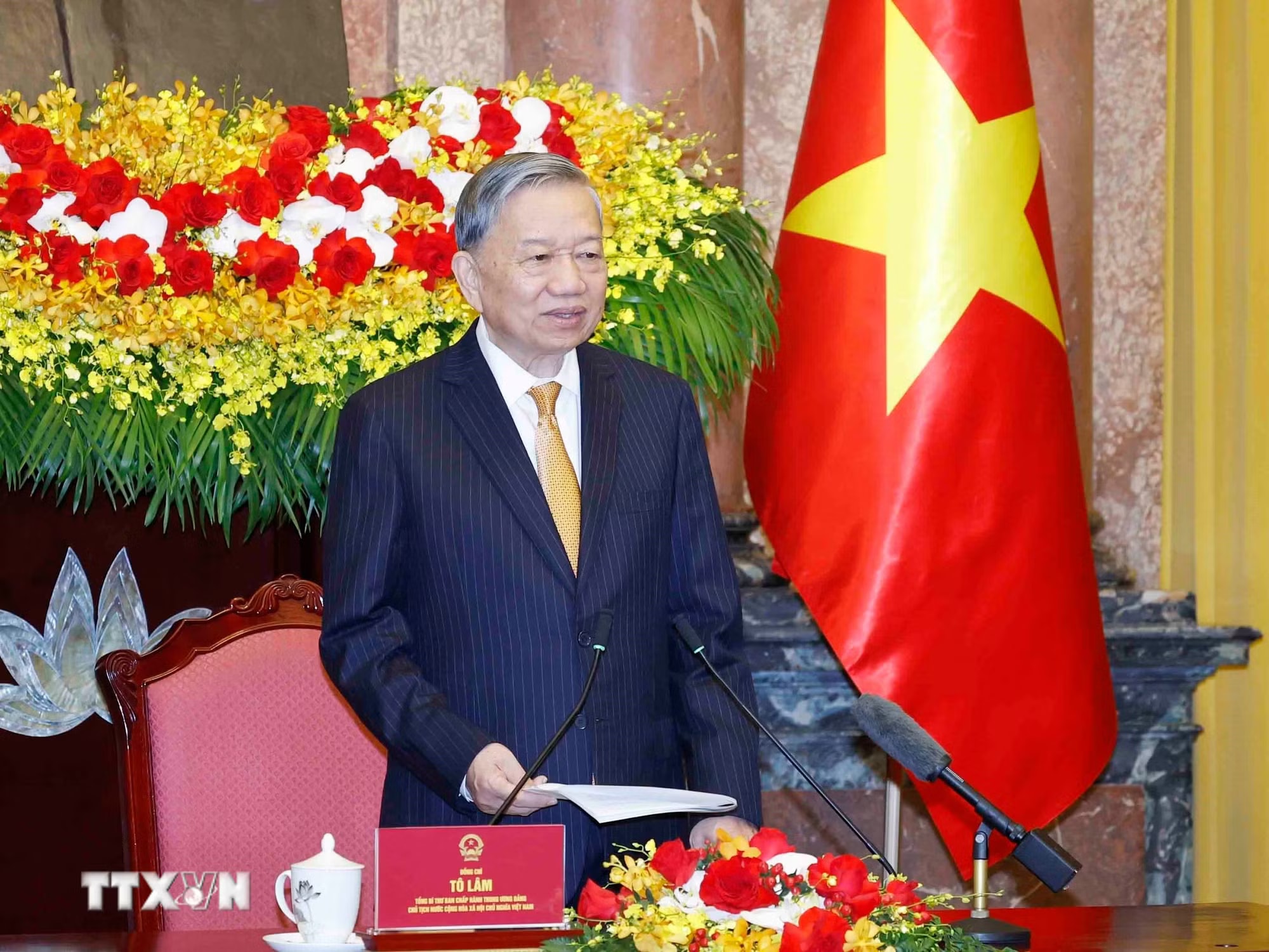 a70c4bdb858bf703196dc46522a-_ttxvn-tong-bi-thu-chu-tich-nuoc-to-lam-gap-mat-nguoi-cao-tuoi-tieu-bieu-toan-quoc-0506-12.jpg.avif