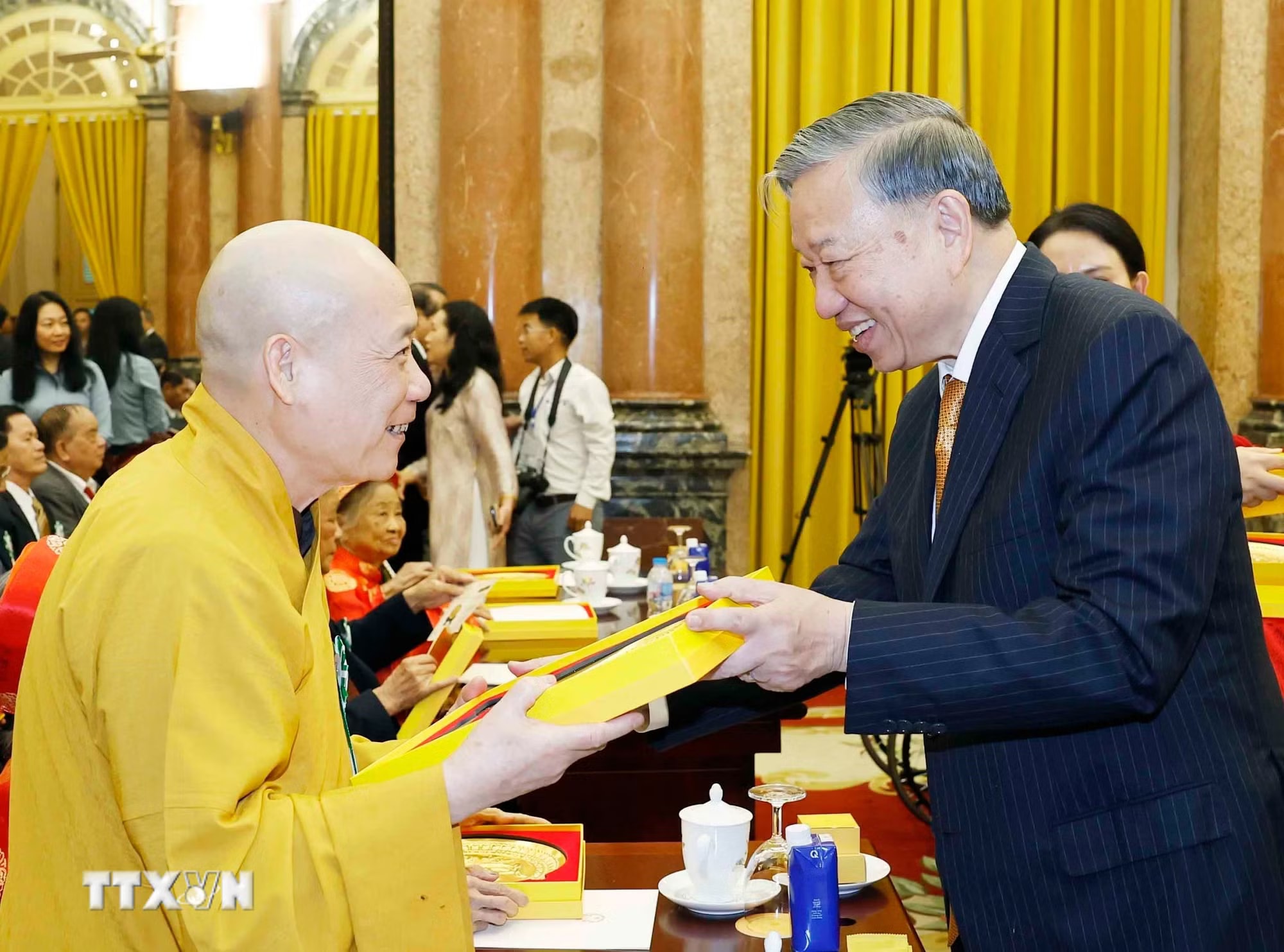 ca52120ff7baa49d8d16c6d464be302fa28abdf71aa7a43283315b85f70-_ttxvn-gap-mat-nguoi-cao-tuoi-tieu-bieu-toan-quoc-8807634.jpg.avif