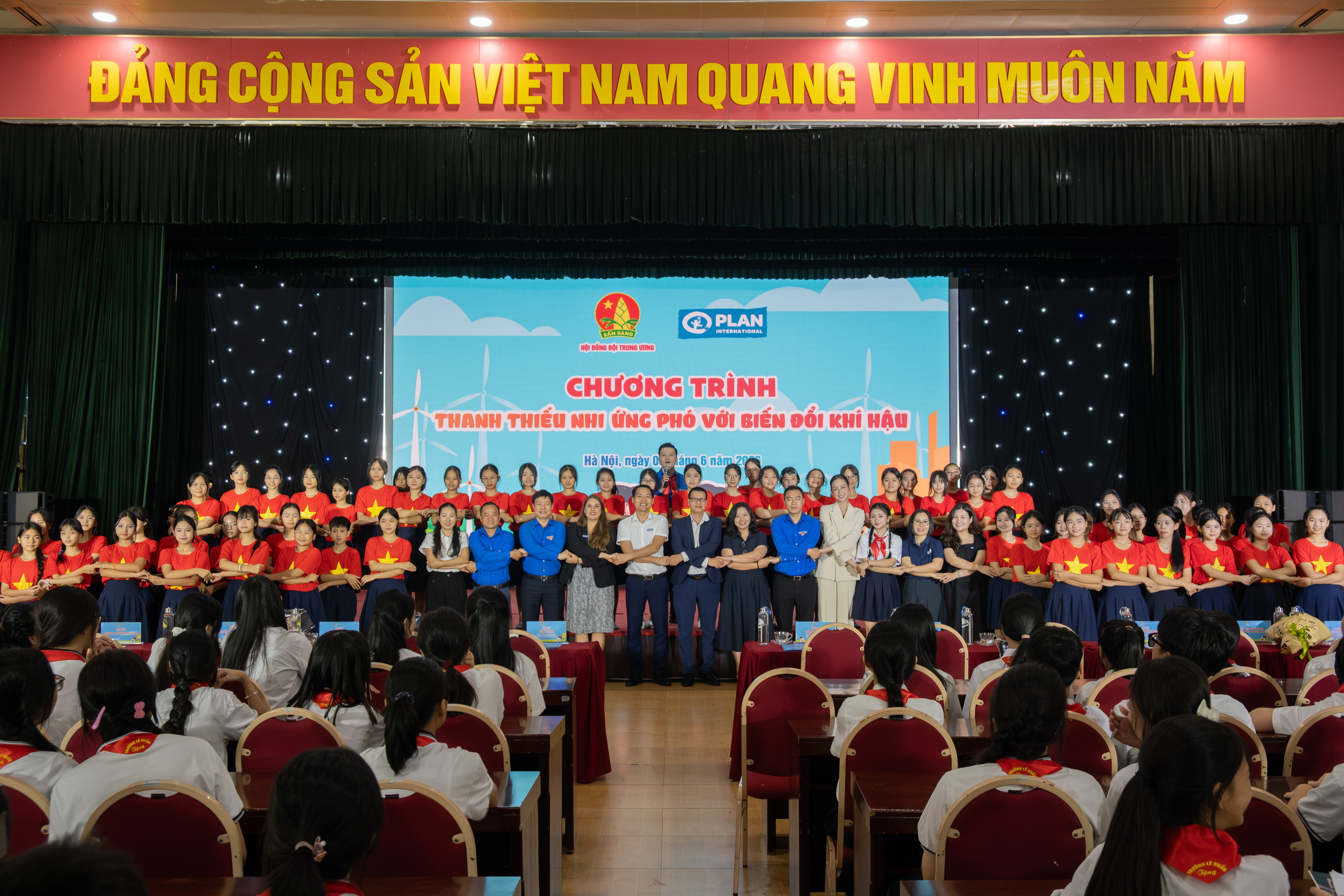 Các đại biểu chụp ảnh lưu niệm sau chương trình.
