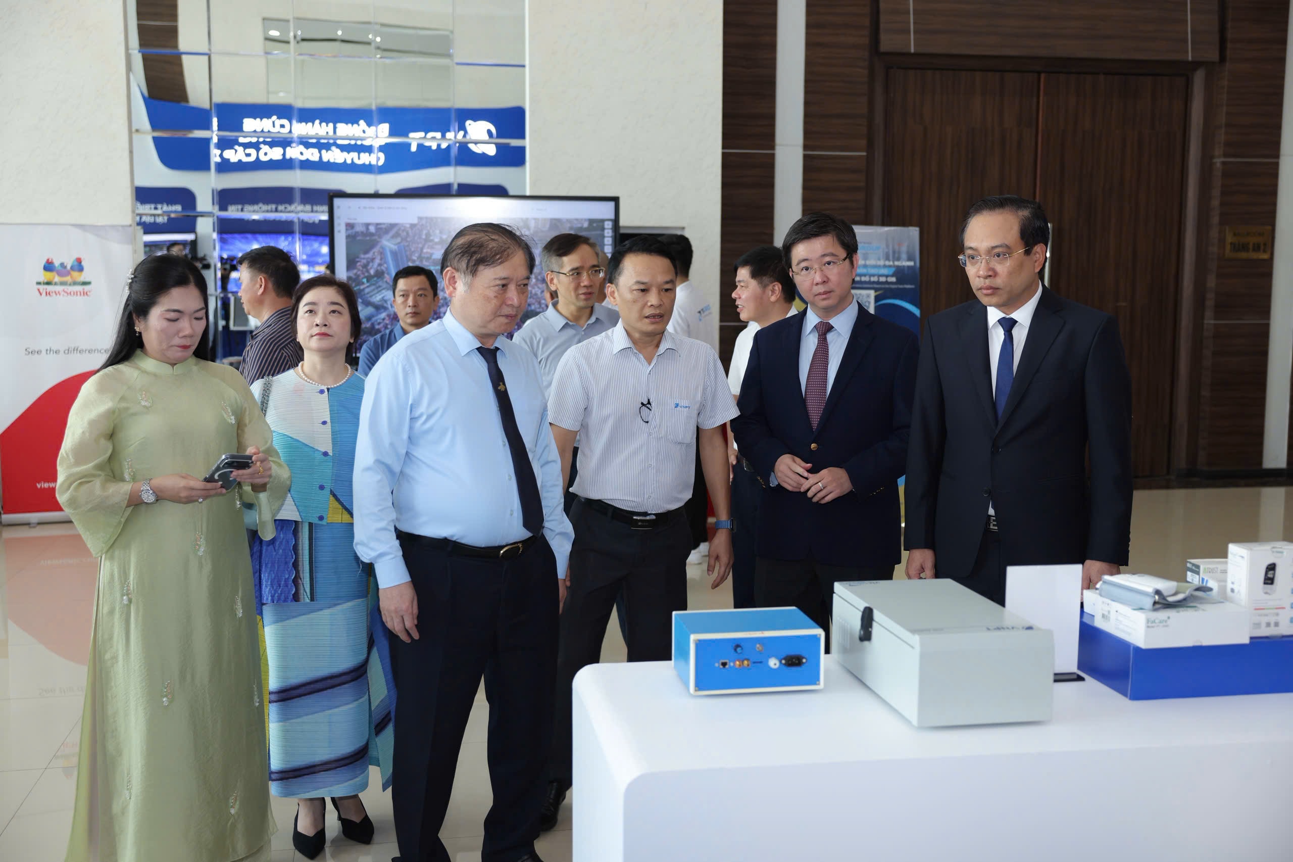Các đại biểu tham quan gian trưng bày trong khuôn khổ diễn đàn