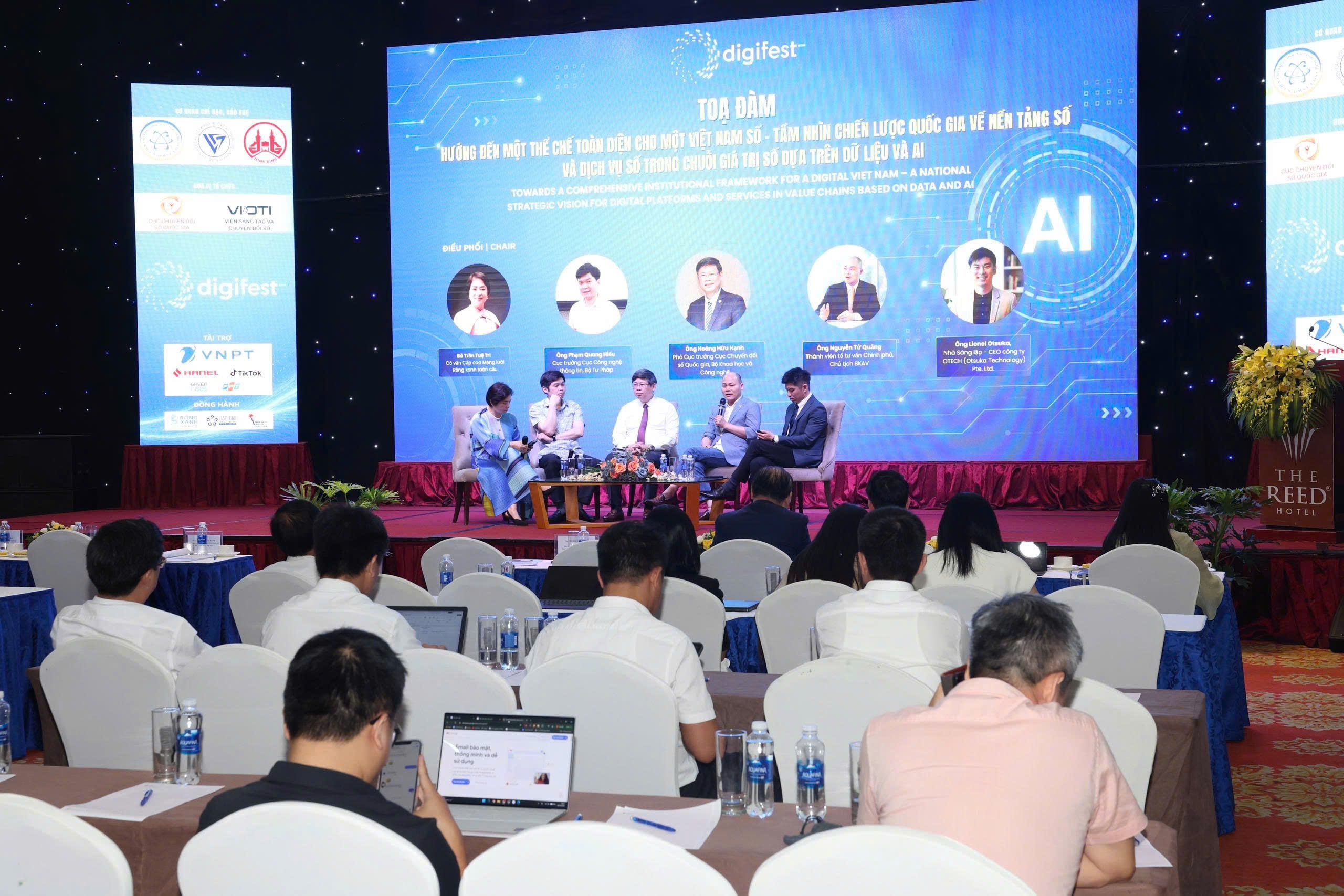 Các đại biểu trao đổi tại diễn đàn
