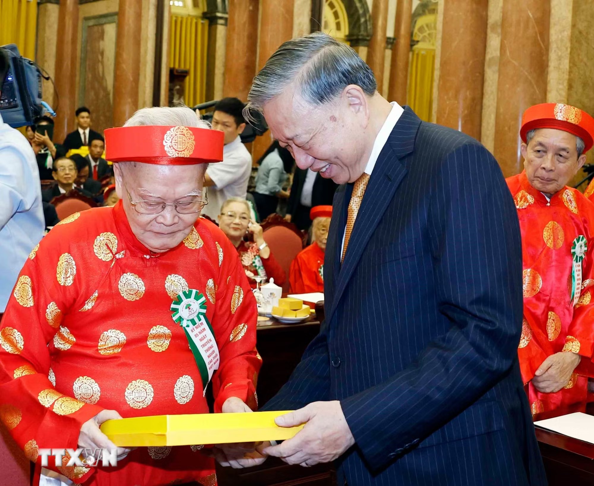 f0aa24dfd57111e811a4b44265e78-_ttxvn-tong-bi-thu-chu-tich-nuoc-to-lam-gap-mat-nguoi-cao-tuoi-tieu-bieu-toan-quoc-0506-4.jpg.avif