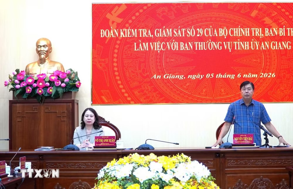Ủy viên Ban chấp hành Trung ương Đảng, Bí thư Tỉnh ủy An Giang Nguyễn Tiến Hải phát biểu. (Ảnh: Văn Sĩ/TTXVN) ttxvn-tinh-uy-an-giang.jpg