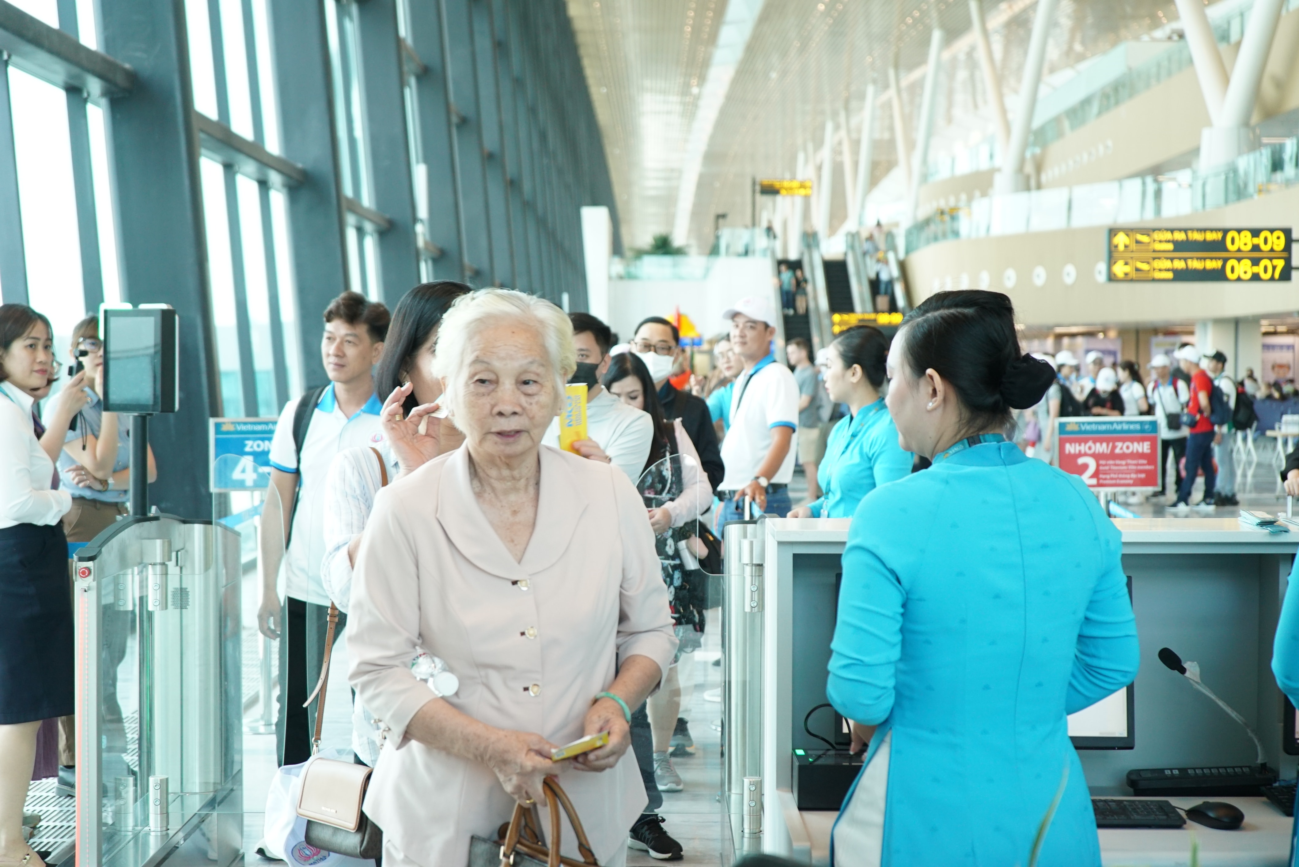 1. Từ ngày 06_06_2026, Vietnam Airlines chính thức mở rộng chương trình ưu đãi giảm 15% giá vé nội địa dành cho hành khách từ 60 tuổi trở lên trên website của Hãng