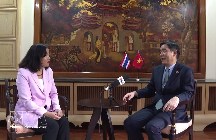 Vietnamese Ambassador to Thailand Pham Viet Hung (R) in the interview with the Vietnam News Agency's reporter. (Photo: VNA)